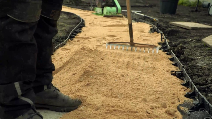 Nova zahrada - mlatovy chodnik